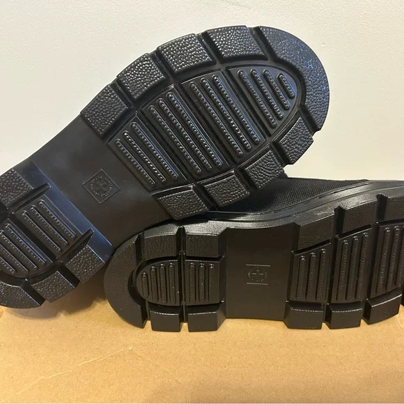 Black winter doc martins. - Picture 4 of 4